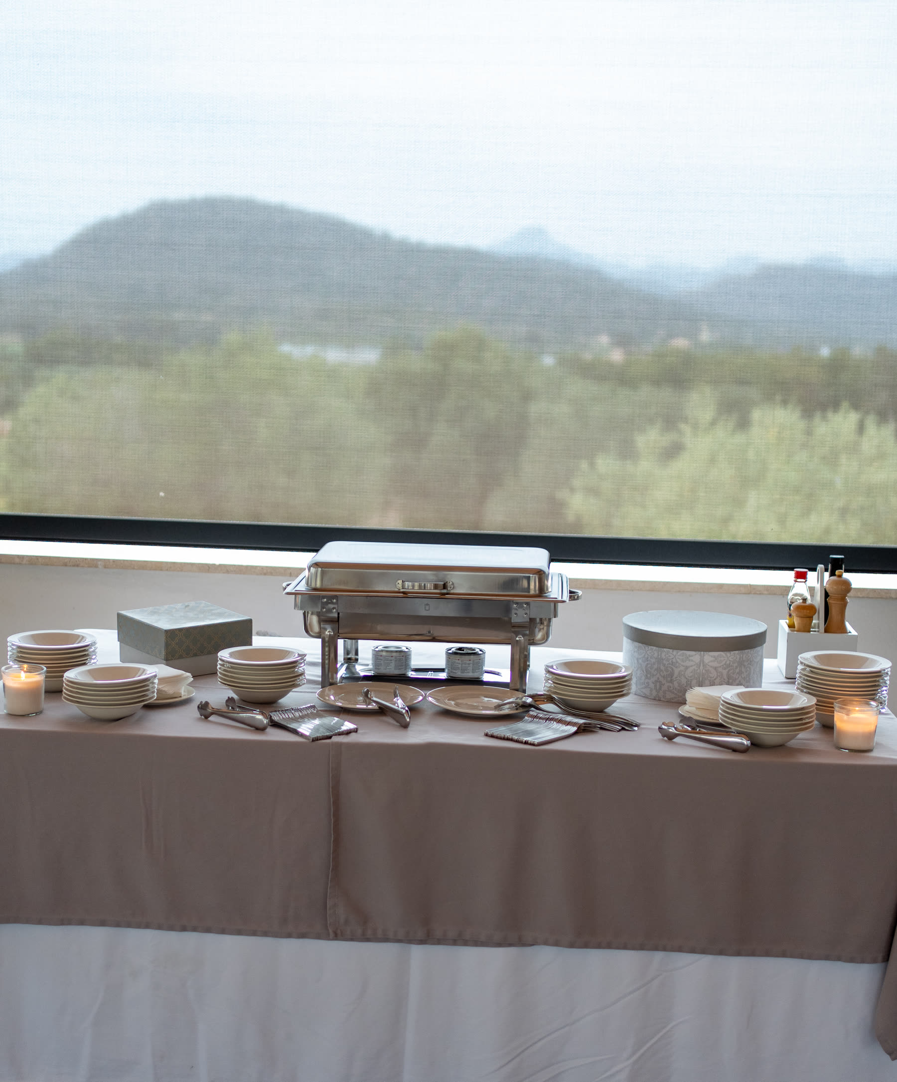 Buffetstation mit Geschirr