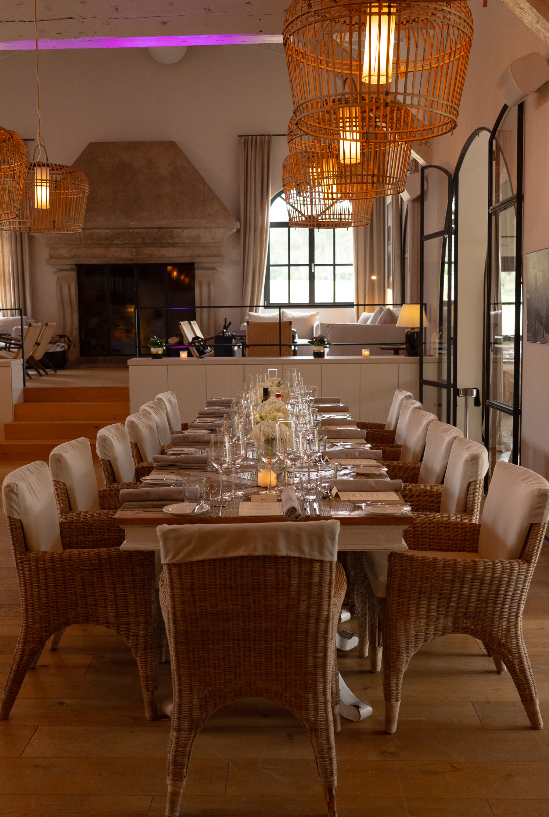 Festlich gedeckte lange Tafel