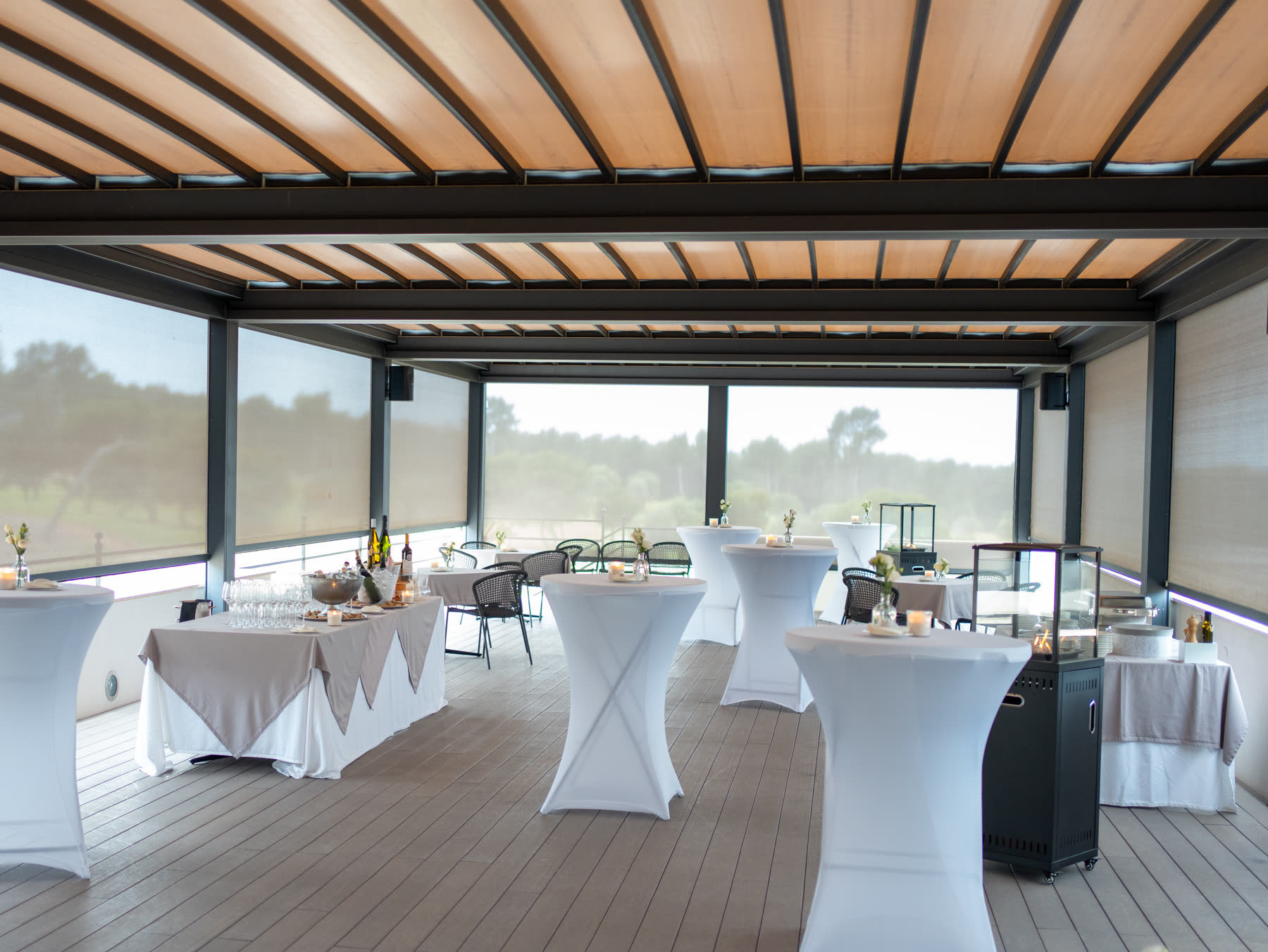 Vorbereitete Eventterrasse mit Stehtischen und Servicebereich