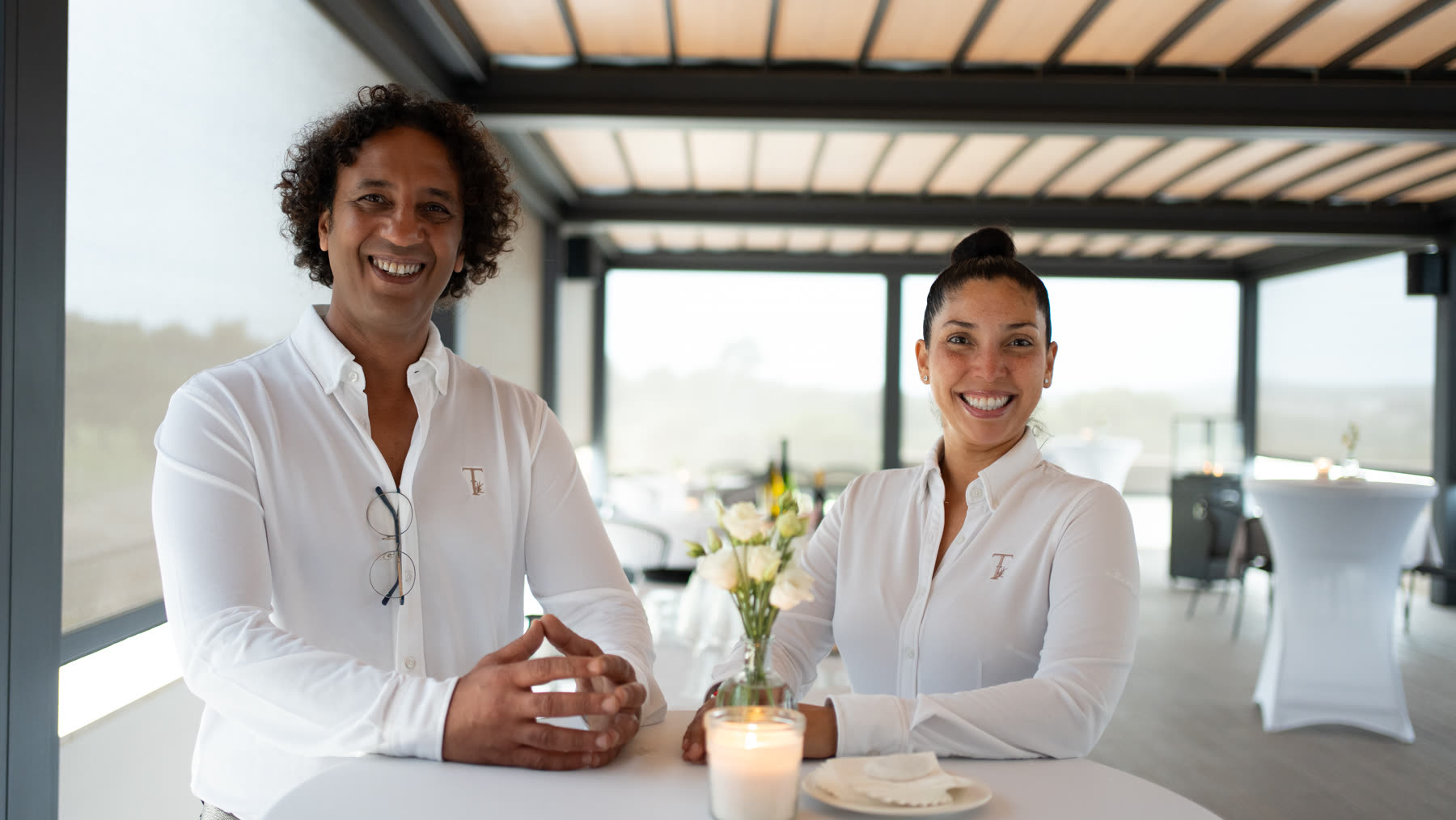 Service-Team an einer gedeckten Tafel